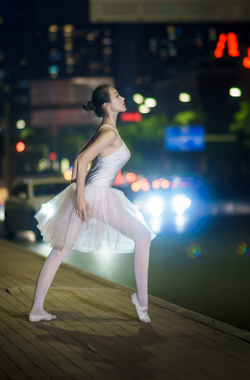 美国队混合4×100米自由泳接力决赛夺冠，美国女子4x200米自由泳接力